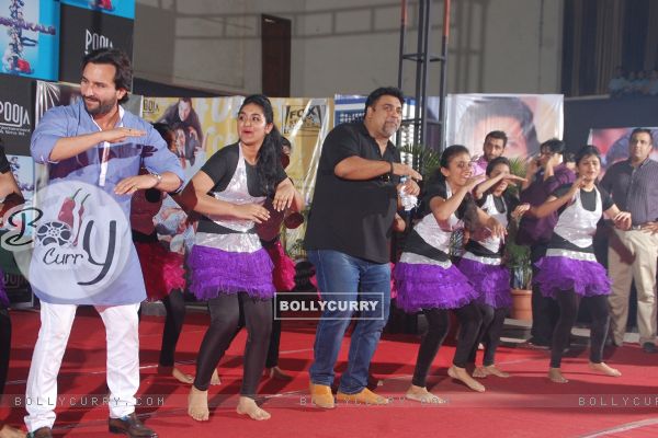 Saif and Ram perform with school children at the promotions of Humshakals (322386)