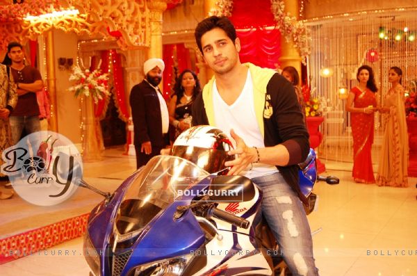 Sidharth Malhotra at the Promotion of Ek Villain on Kum Kum Bhagya (322524)