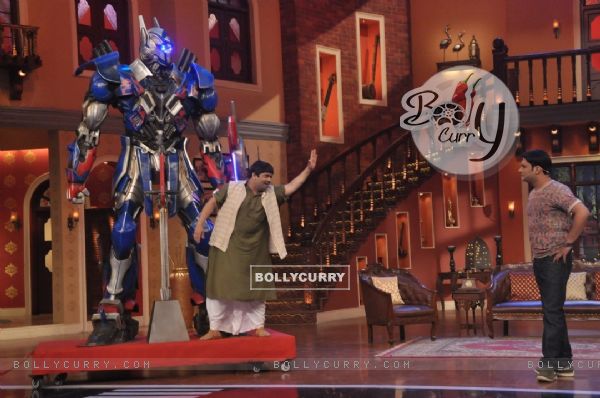 Kiku arrives with the Transformers on Comedy Nights with Kapil