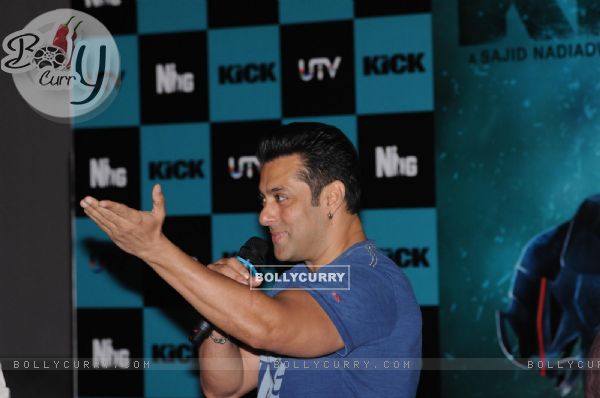 Salman welcomes everyone at the Song launch of 'Kick' (322641)