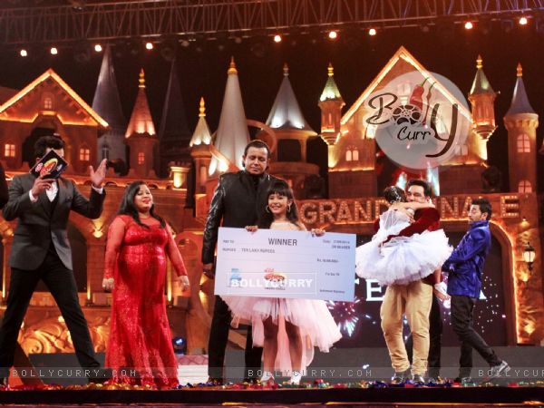 Teriya Magar receives the cash price  from DID L'il Masters Season 3