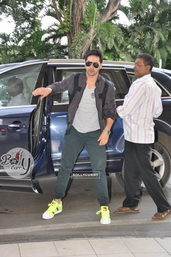 Varun snapped on his way to Indore for HSKD promotions (323040)