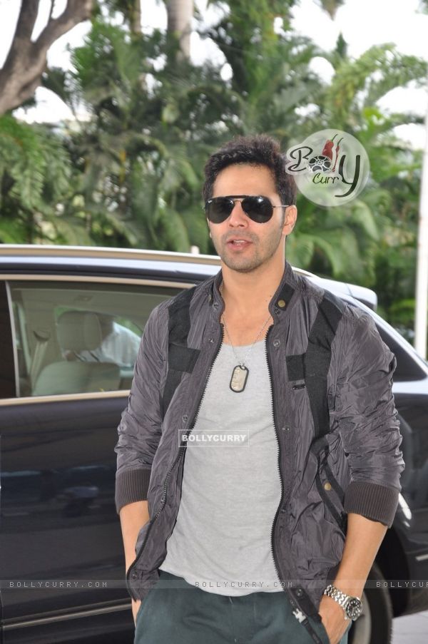 Varun snapped at his way to Indore for HSKD promotions (323041)