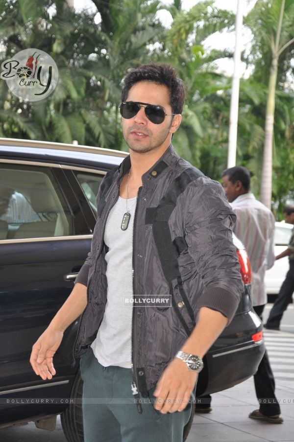 Varun snapped on his way to Indore for HSKD promotions (323042)