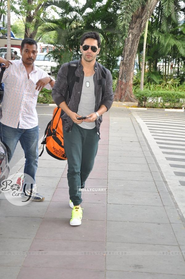 Varun enroute to Indore for HSKD promotions (323043)