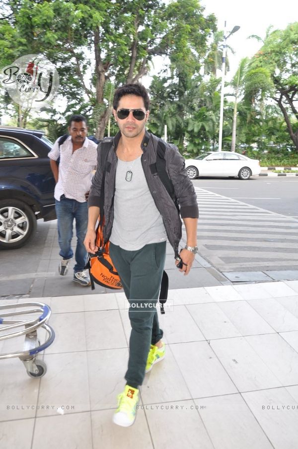 Varun snapped on his way to Indore for HSKD promotions (323045)
