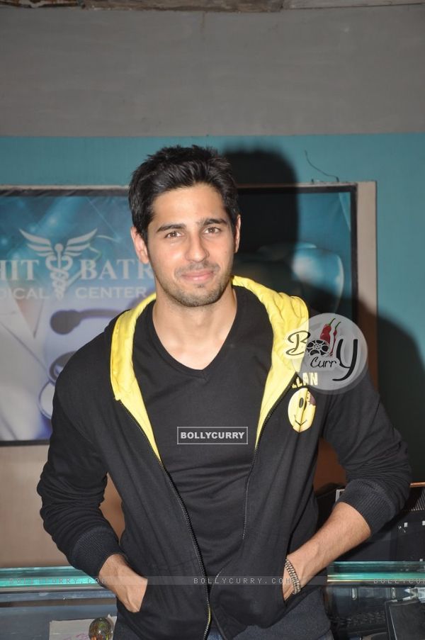 Sidharth on Ye Hai Mohabbatein sets (323073)