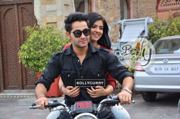 Armaan and Deeksha enjoy a bike ride in Jaipur (323185)