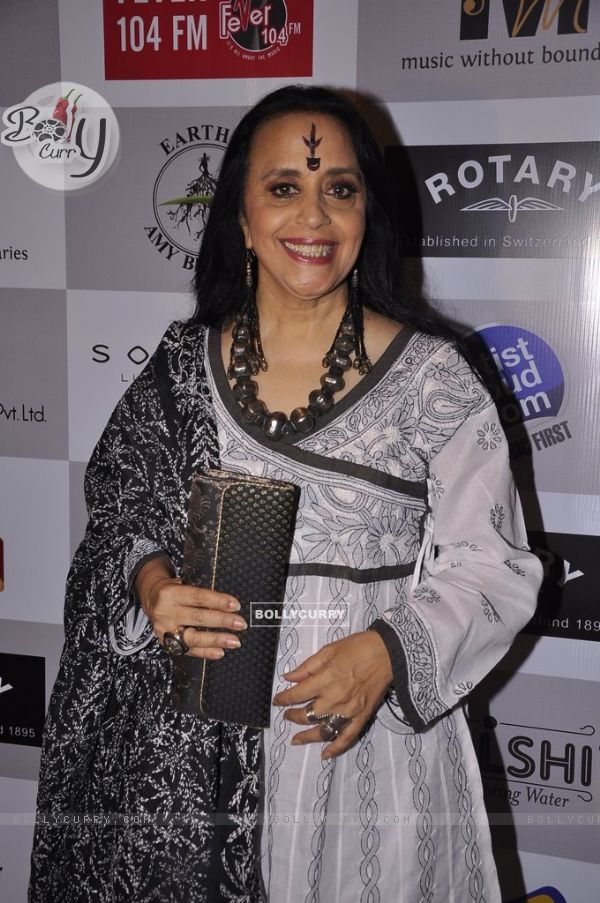Ila Arun posing for the media at the Music Mania event