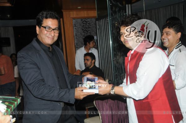 Talat Aziz felicitating Rakesh Chaurasia at the Music Mania Event
