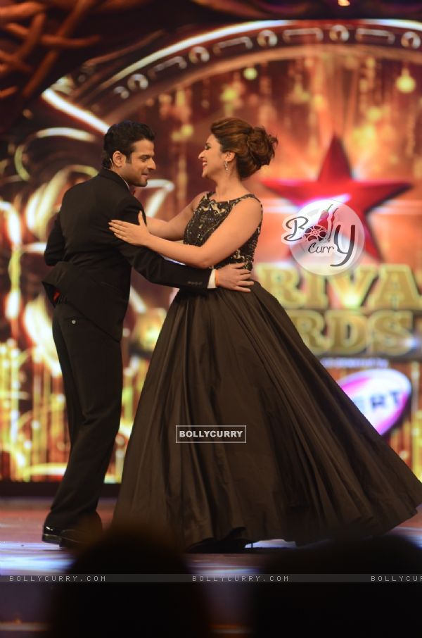 Karan Patel performs with Parineeti Chopra at Star Parivaar Awards 2014