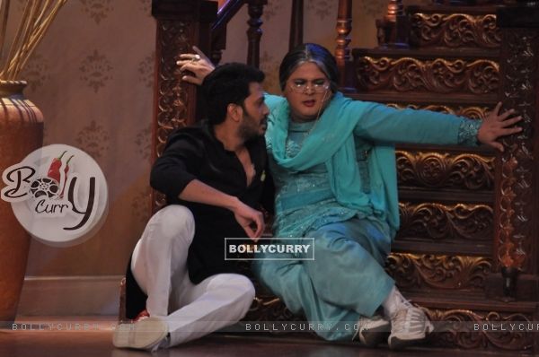 Dadi performs with Riteish Deshmukh on Comedy Nights With Kapil (323429)
