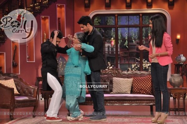 Dadi performs with Riteish Deshmukh on Comedy Nights With Kapil (323430)
