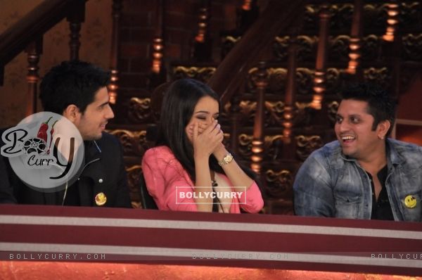 Shraddha Kapoor cannot stop laughing on Comedy Nights With Kapil (323433)