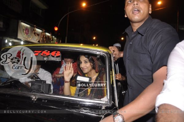 Vidya Balan spottd in a taxi at Mahim Darga (323531)