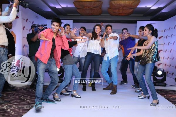 Alia and Varun dance with their fans