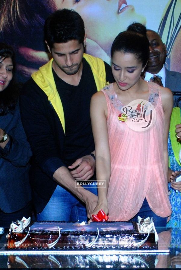 Sidharth Malhotra and Shraddha Kapoor cutting the cake at the Promotions of Ek Villain (323733)