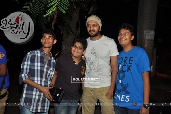 Riteish Deshmukh with his fans (323843)