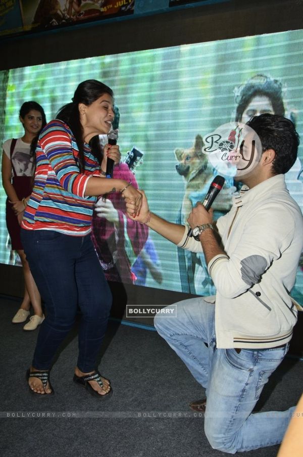 Armaan asks the fan for a dance