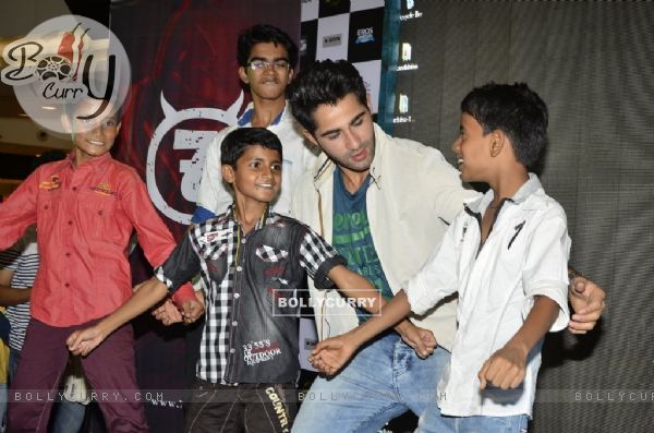 Armaan dances with the younger fans (323886)