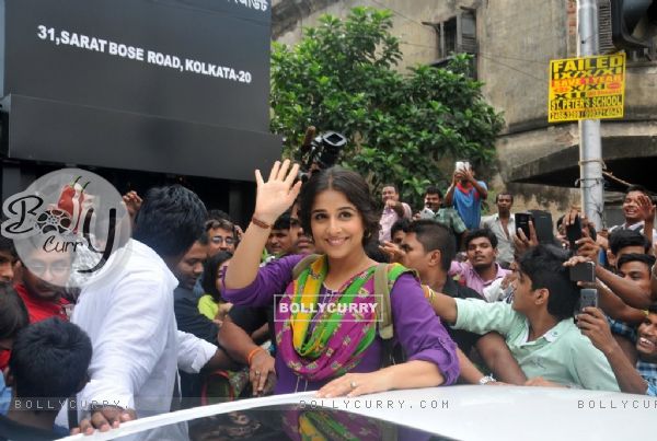 Vidya Balan is waving to the public in Kolkatta