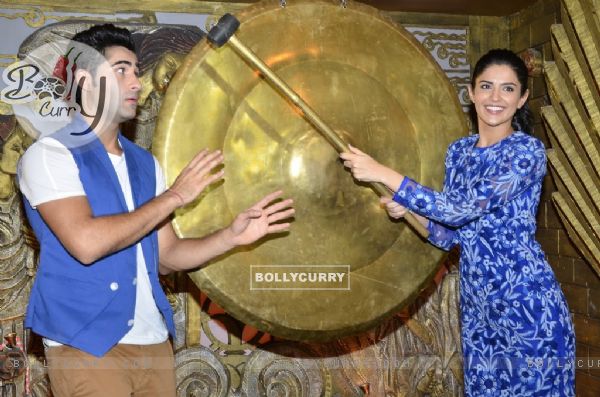 Deeksha tries to hammer Armaan's head on Entertainment Ke Liye Kuch Bhi Karega (324014)