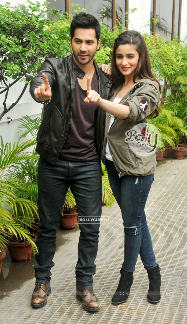 Varun Dhawan and Alia Bhatt strike a pose for the cameras at Kolkata (324134)