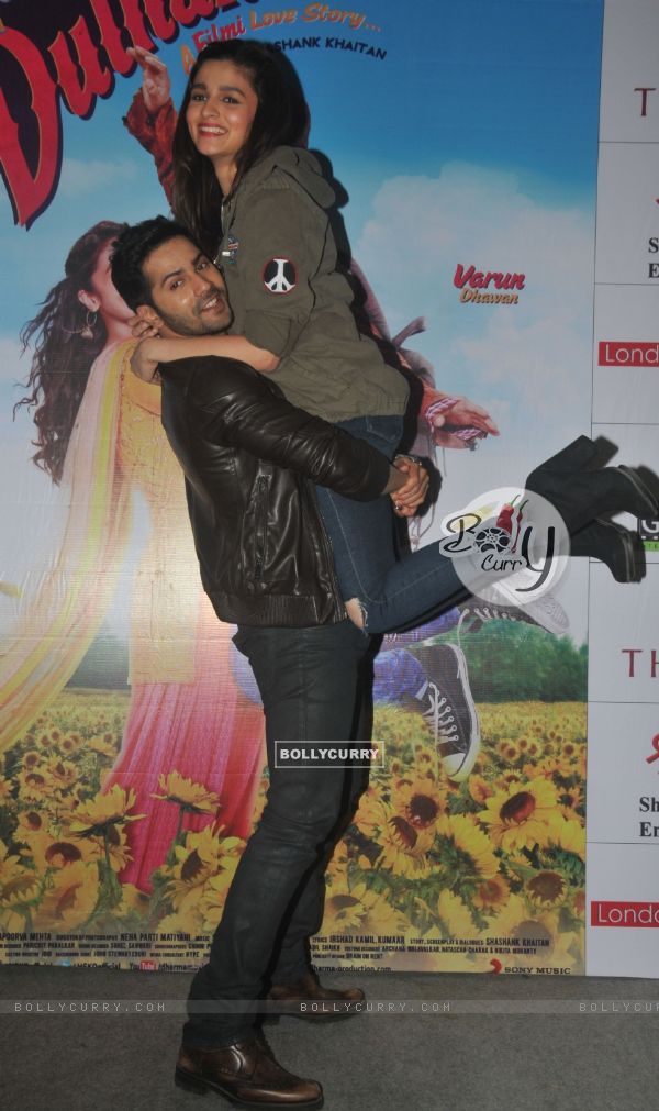 Varun carries Alia at the Promotion of Humpty Sharma Ki Dulhania at Kolkata (324135)