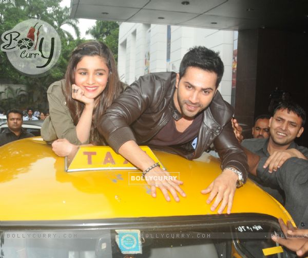 Varun Dhawan and Alia Bhatt take a ride on top of a cab at Kolkata (324136)