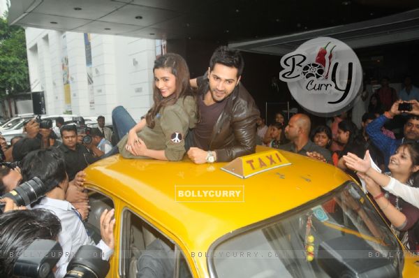 Varun Dhawan and Alia Bhatt take a ride on top of a cab at Kolkata (324137)