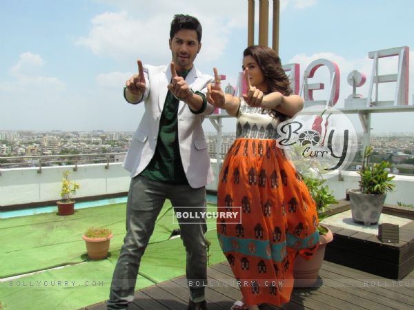 Varun Dhawan and Alia Bhatt strike a pose for the cameras at Ahmedabad (324148)