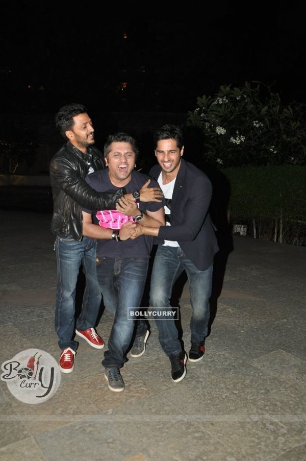 Riteish and Sidharth tickel Mohit at the Success Party of Ek Villain