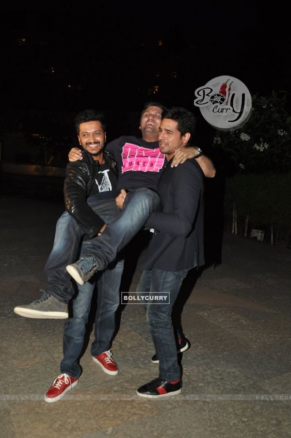 Riteish and Sidharth carry Mohit at the Success Party of Ek Villain (324161)