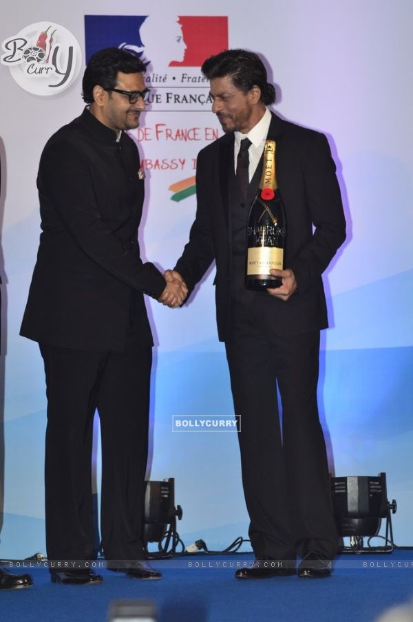 Shahrukh Khan felicitated with a champaign at the event