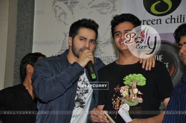 Varun with his fans at Mithibai College for the Promotion of Humpty Sharma Ki Dulhania
