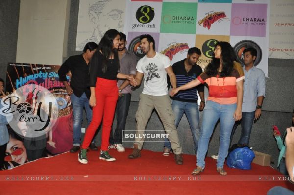 Varun  performing with his fans at Mithibai College (324746)