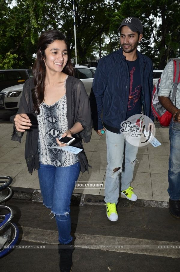Alia & Varun leave for Humpty Sharma Ki Dulhaniya promotions at Hyderabad (324957)