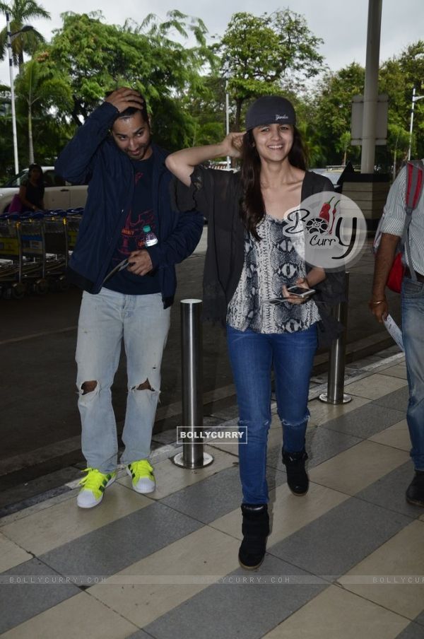 Alia puts on a cap before entering the airport (324958)