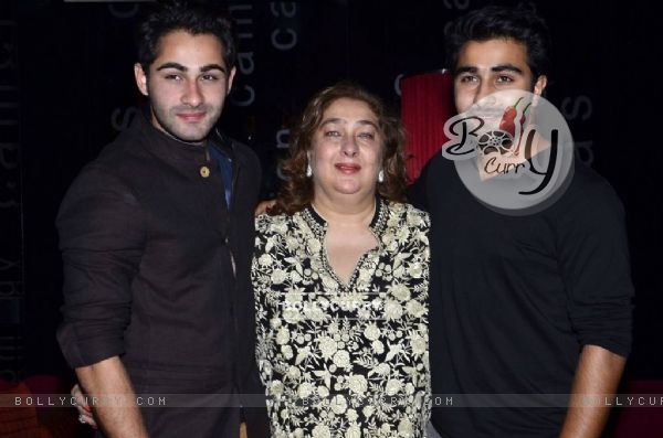 Armaan Jain with his mom and brother at the Special Screening of Lekar  Hum Deewana Dil (325090)