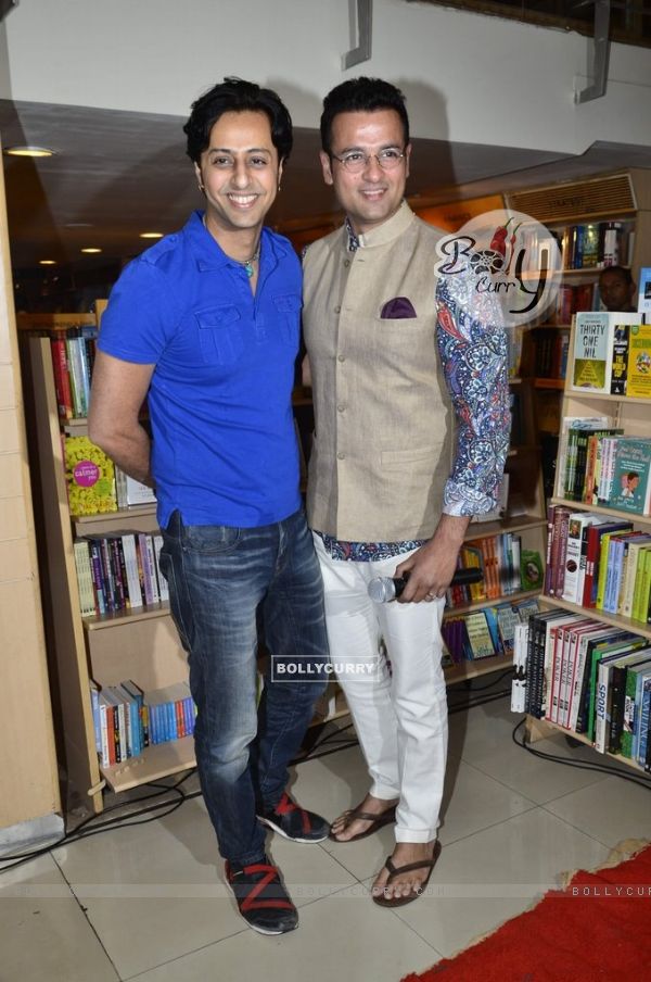 Salim Merchant and Rohit Roy at the 'Manhattan Mango' book launch