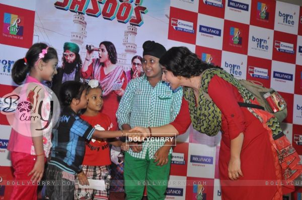 Vidya Balan greeting her little fans at R City Mall (325110)