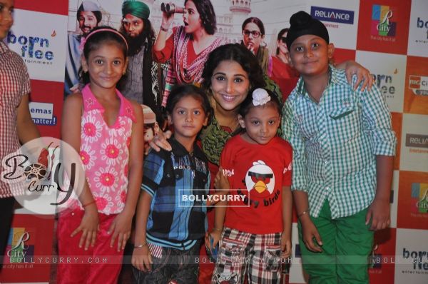 Vidya Balan with her little fans at the promotions of Bobby Jasoos at R City Mall (325111)