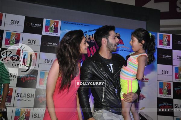 Alia and Varun chat with a younger fan (325301)