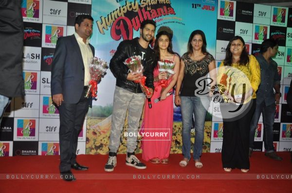 Alia and Varun felicitated at the Promotions of Humpty Sharma Ki Dhulania at Rcity Mall (325304)