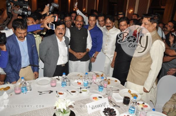 Shah Rukh Khan and Salman Khan were spotted at Baba Siddiqie's Iftar Party