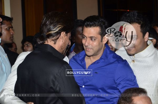 Salman Khan hugs Shah Rukh Khan at Baba Siddiqie's Iftar Party