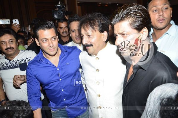 Shah Rukh Khan and Salman Khan snapped a photo with Baba Siddiqie