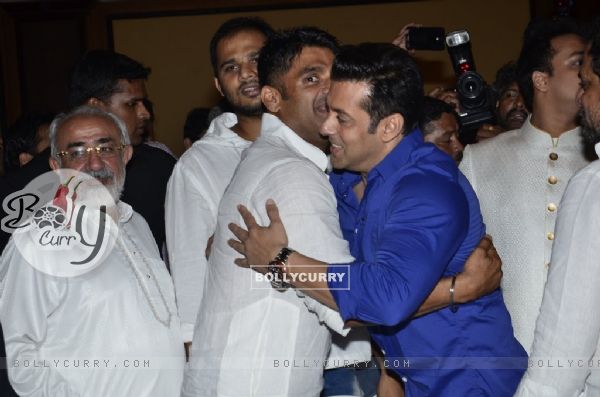 Salman Khan hugs Suniel Shetty at Baba Siddiqie's Iftar Party