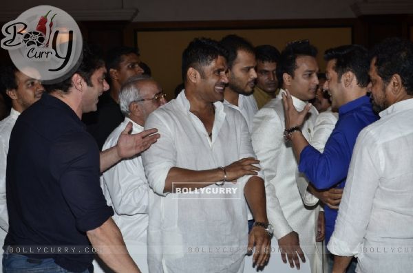 Salman Khan chats with suniel Shetty and Sohail Khan at the Baba Siddiqie's Iftar Party