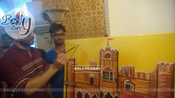 Varun Dhawan painting a canvas at the promotion of Humpty Sharma Ki Dulhania in Jaipur (325448)